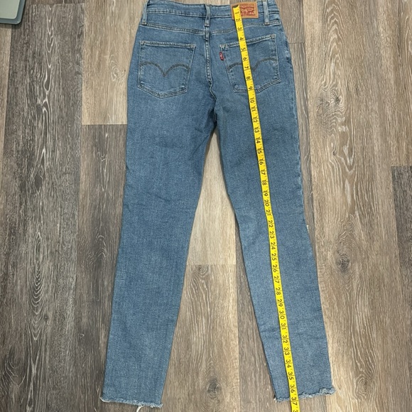 Levi’s Skinny Distressed Jean - Picture 4 of 4
